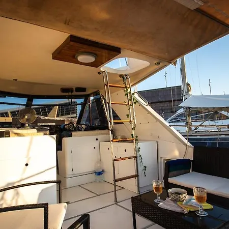 Botel Magno Ii Boat *